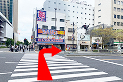 13横断歩道を渡りダイコクドラッグを右に曲がります