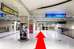 1西改札口から駅を出ます