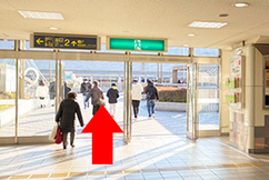 1阪急川西能勢口駅の2番出口よりアステ川西連絡橋に出てください