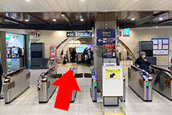 1阪急神戸三宮駅西口改札を出てエスカレーターを下ります