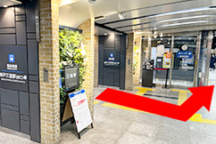 1阪神神戸三宮駅の西口改札を出て左に進みます