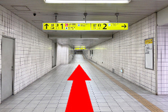 2①番出口方面に直進します