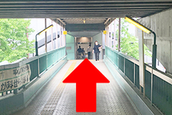 2そのまま直進し連絡通路を進みます