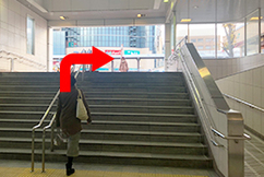 2みどりの窓口を左手に見てそのまま階段をあがり外に出て右に進んで下さい