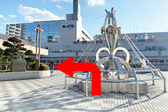 2アステ川西連絡橋は左右に分かれていますので左手の方向に進みます