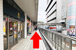 2マクドナルドを目印に進み通路をまっすぐ進んで下さい