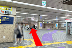 2右奥にある階段（エスカレーター）に進みます