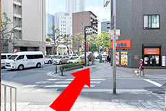 2小さな横断歩道を渡ります