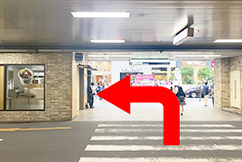 2阪急梅田駅構内を出て左