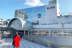 3アステ川西連絡橋を左手に50ｍほど進むとアステの入り口が見えてきます