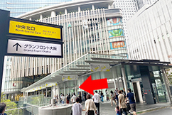 3グランフロント大阪への連絡通路を直進