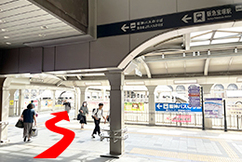 3左奥の阪急連絡通路を進みます