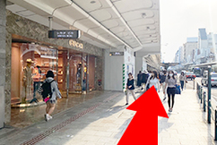 3左手にグッチを見ながら直進します