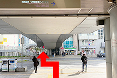 3横断歩道を渡って道なりにまっすぐ進みます