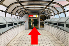3通路のつきあたりを右に曲がると枚方ビオルネの2F入り口がありますので入ってください