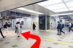 3階段を上がって左に曲がります