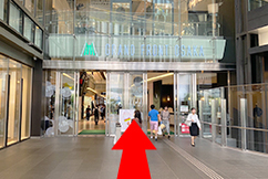 4グランフロント大阪南館を通り抜けます