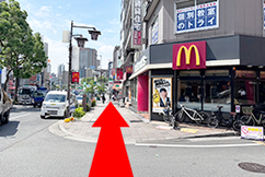 4マクドナルドが右手にありますがまだ直進