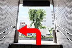 4地上に上がったら左手に進みます
