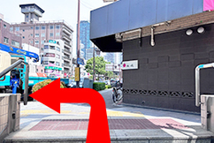4地上に出たら左手に進みます
