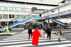 4横断歩道を渡ってサンセンタープラザを直進