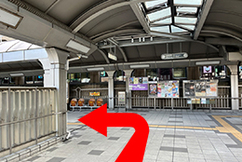 4阪急連絡橋の突きあたりを左に曲がります