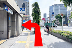 5出口から最初の交差点を左折