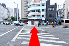 5横断歩道を渡ります