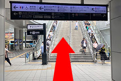 7JR大阪駅御堂筋北口を出て正面にある階段を上がります