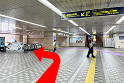 7左手奥の階段（エスカレーター）へ進みます
