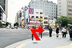 7横断歩道を渡りダイコクドラッグを右に曲がります