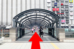 8ヨドバシ梅田への連絡橋を渡ります