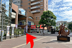 9外に出て左て宝塚ソリオ方面に進みます