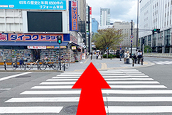 9横断歩道をダイコクドラッグ側へ渡りそのまま進みます