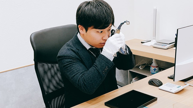 ブランドハンズ北梅田店の鑑定士原田の査定している様子