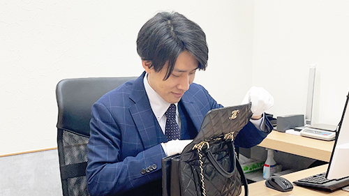 査定をする鑑定士岡田