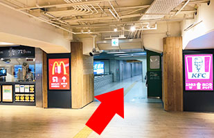 1枚方ビオルネ店へのアクセス-京阪枚方市駅の構内にあるマクドナルドの看板横の連絡通路を進む