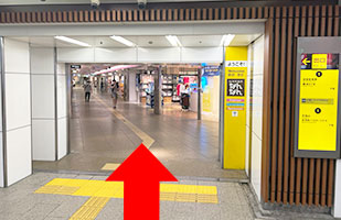 2難波店へのアクセス-改札正面にあるなんなんタウンの通路を進む