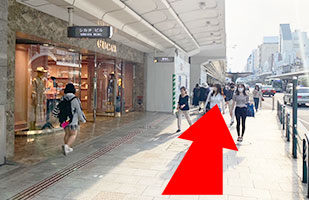 3河原町店へのアクセス-左手にグッチを見ながら直進