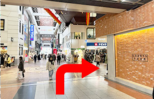5三宮店へのアクセス-右に曲がりKOBE三宮センター街