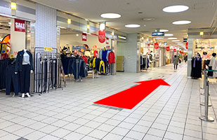 7アステ川西店への道順-1階へ降りたら右手に2軒分直進