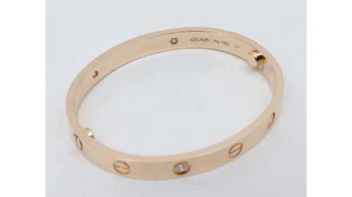 カルティエラブブレスハーフダイヤ刻印