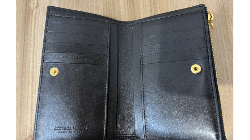 ボッテガヴェネタスモールウォレット内
