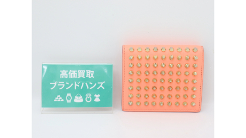 ルブタンのスタッズ二つ折り財布ピンク