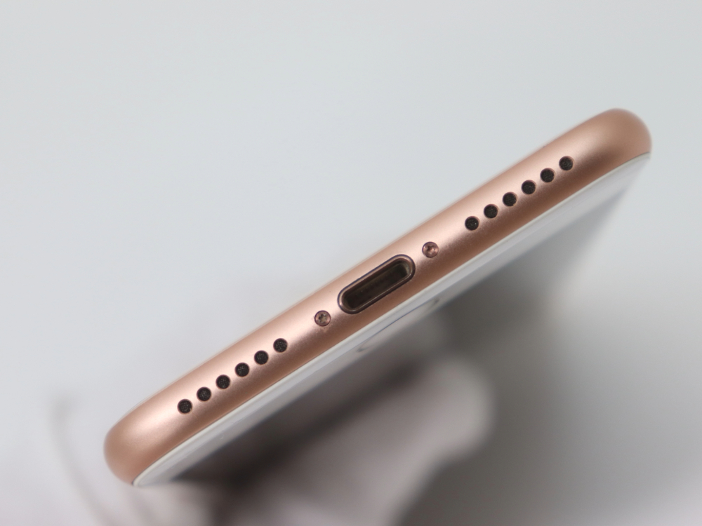 iPhone8のMQ7A2JA底面