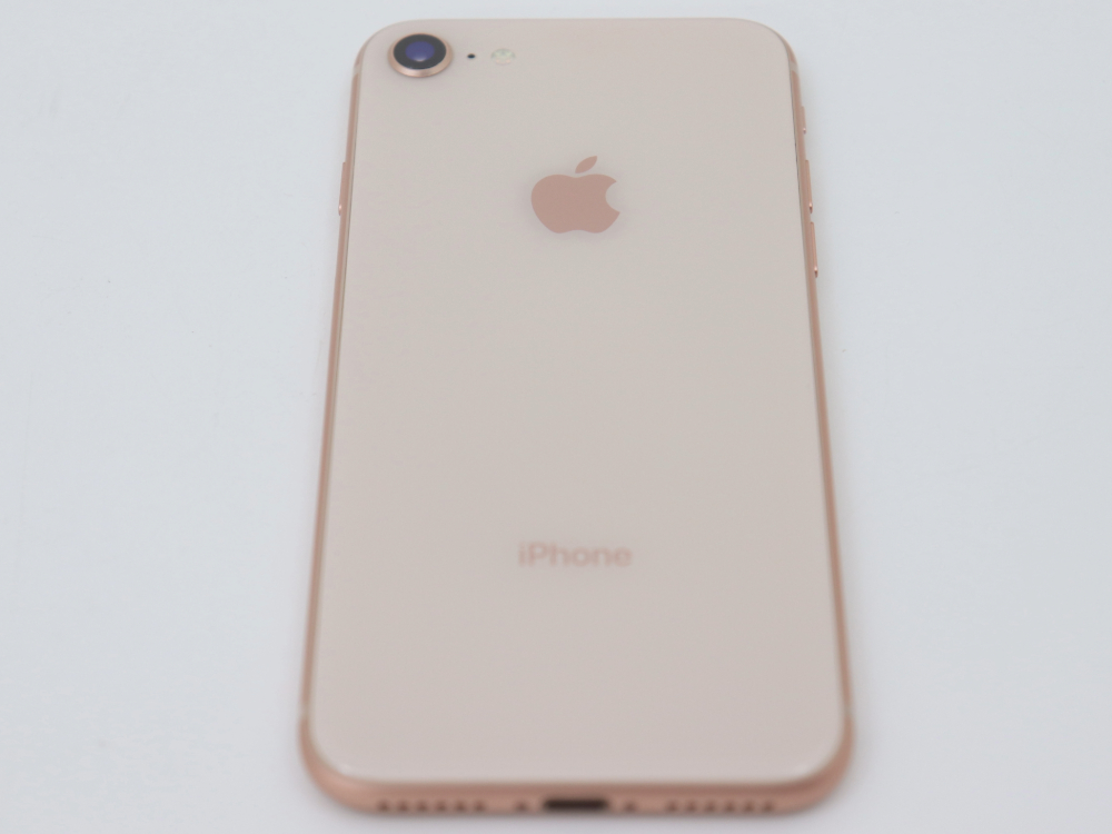 iPhone8のMQ7A2JA背面