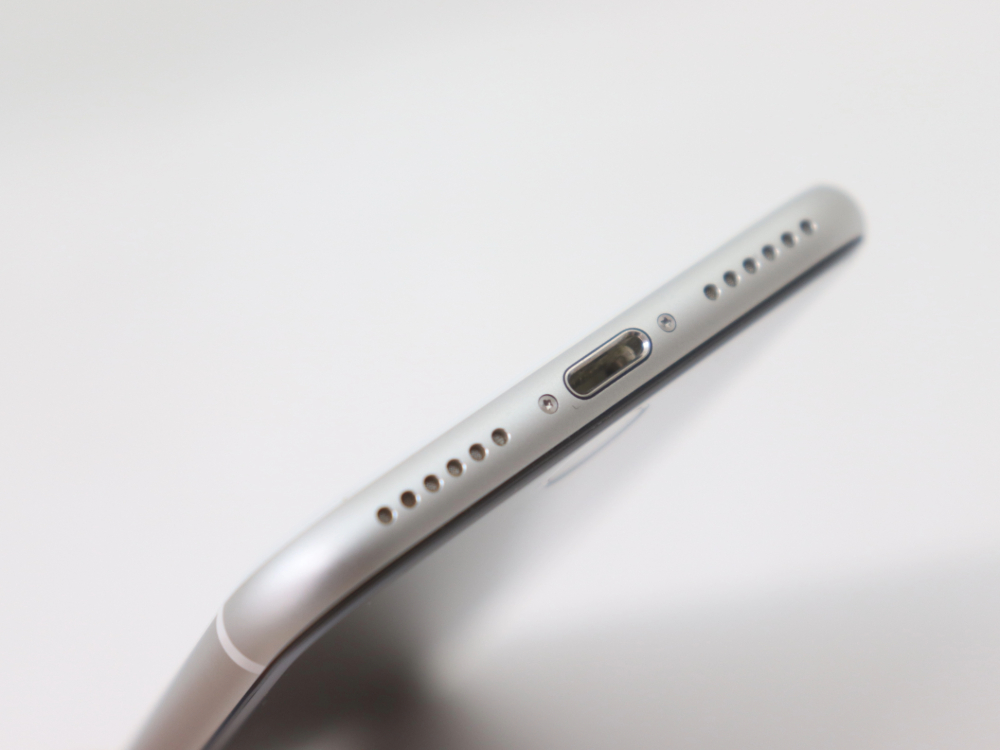 アップルのiPhoneSE第二世代底面