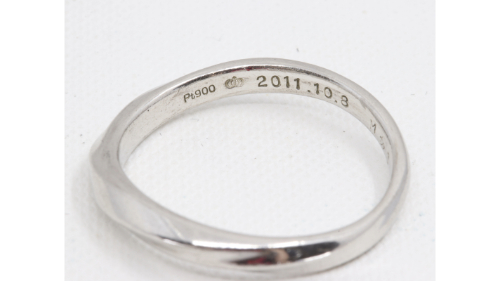 イニシャル入り PT900 婚約指輪 刻印
