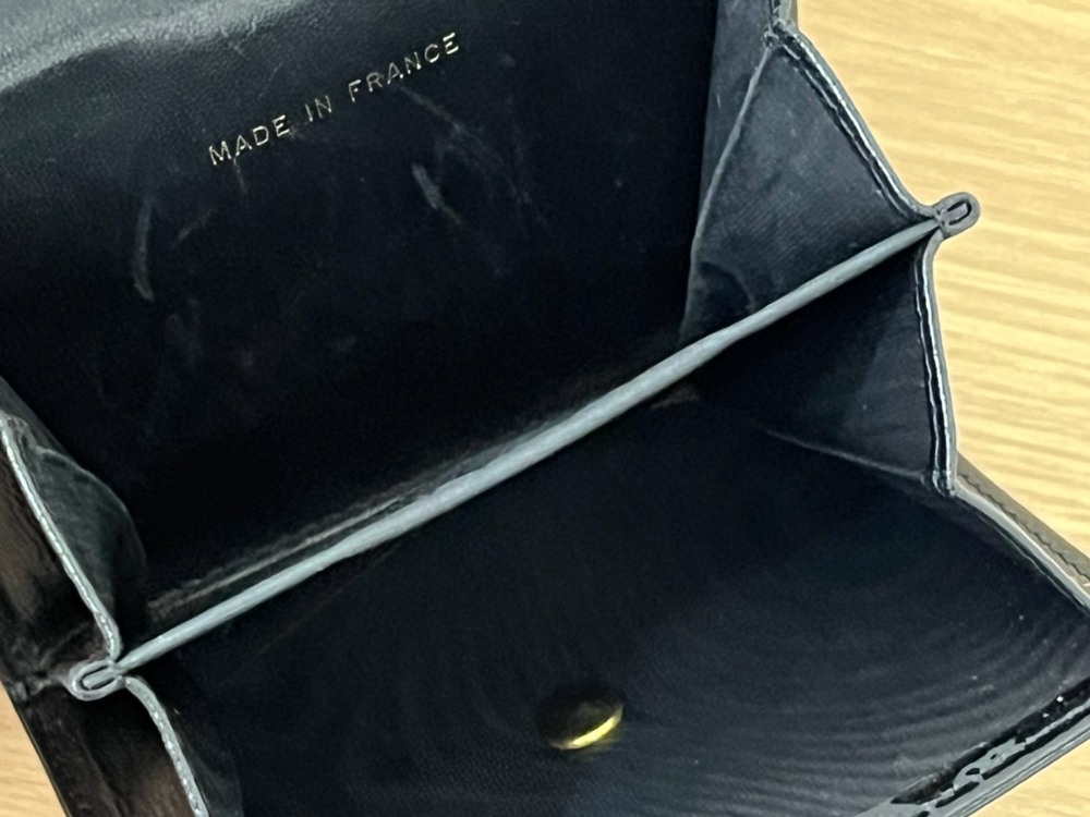 シャネルのパテントレザーWホック財布 内