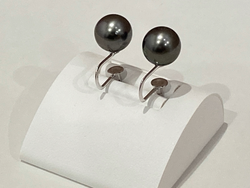 シルバーの黒蝶パールピアス 右斜め